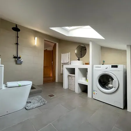 Yamaluxe - Luxurious Loft With Bathtub In The Bedroom *