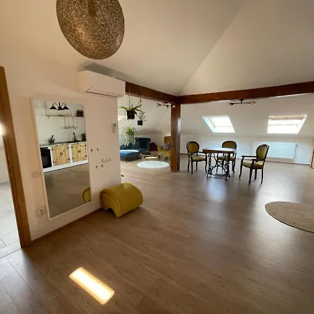 Yamaluxe - Luxurious Loft With Bathtub In The Bedroom Apartment